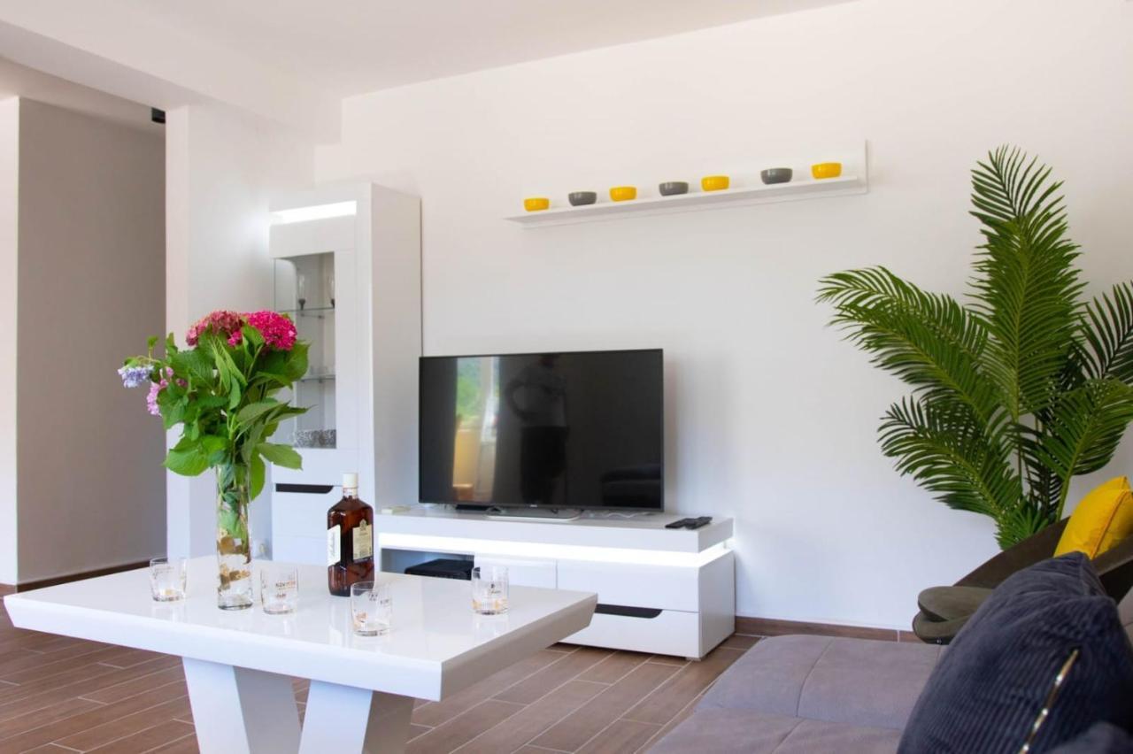 Campi D'Oro Apartment Kotor Bagian luar foto